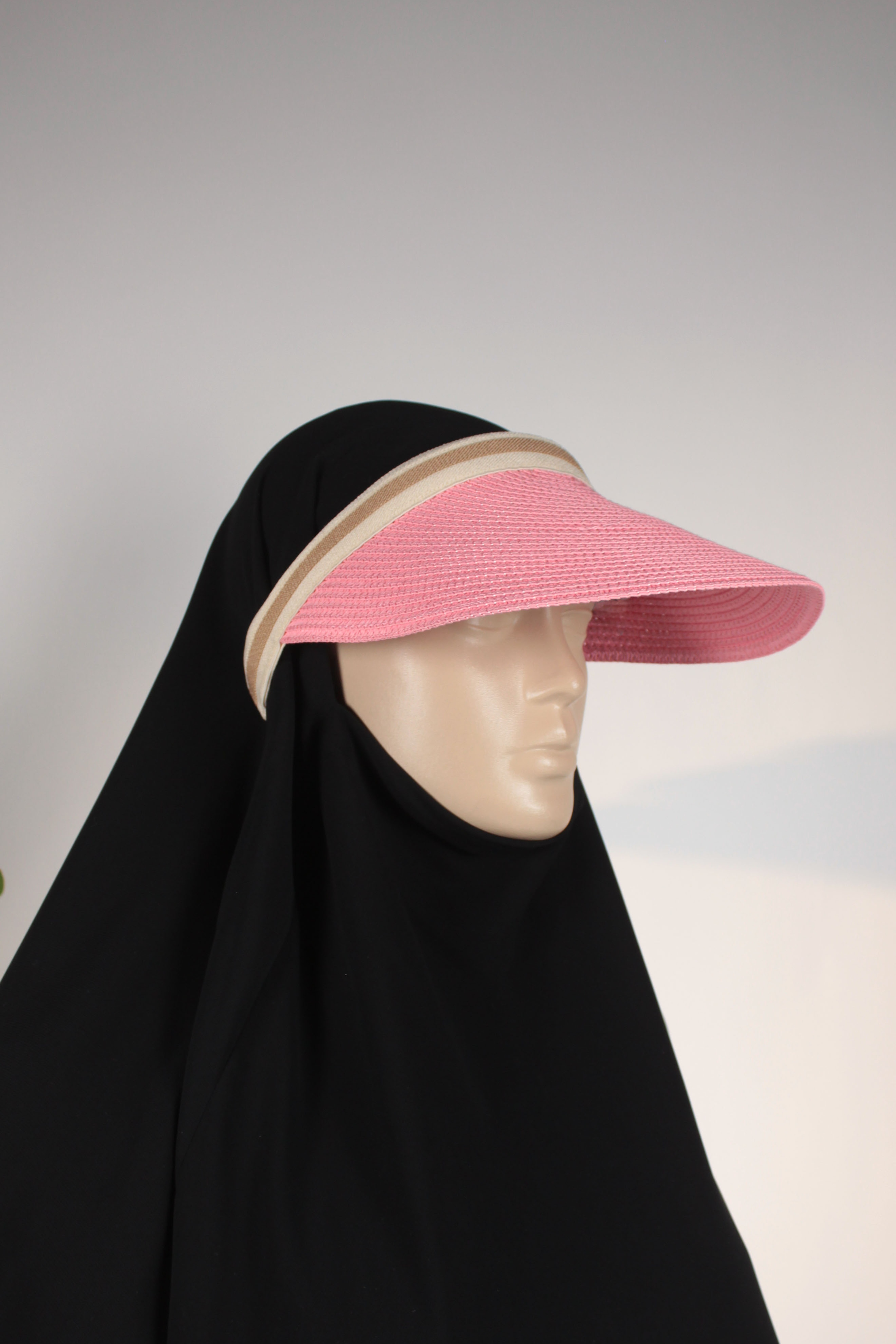 Pembe Vizörlü Hasır Şapka – Siperlikli Tasarım, Esnek Bantlı ve Güneş Korumalı Kadın Hasır Vizör