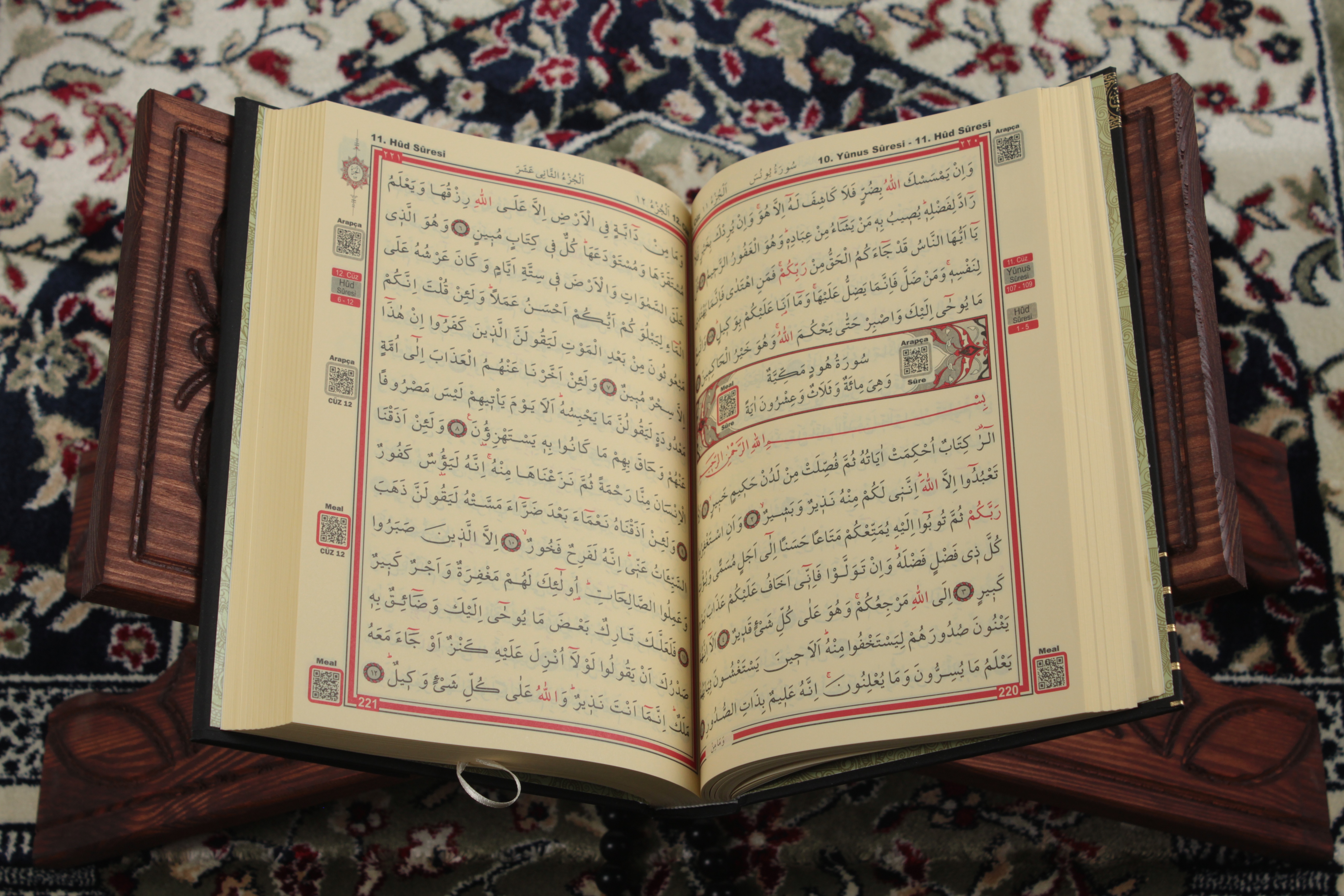 Siyah Orta Boy Kur'an-ı Kerim – Lüks Termoteri Ciltli, Bilgisayar Hatlı İbadet Rehberi
