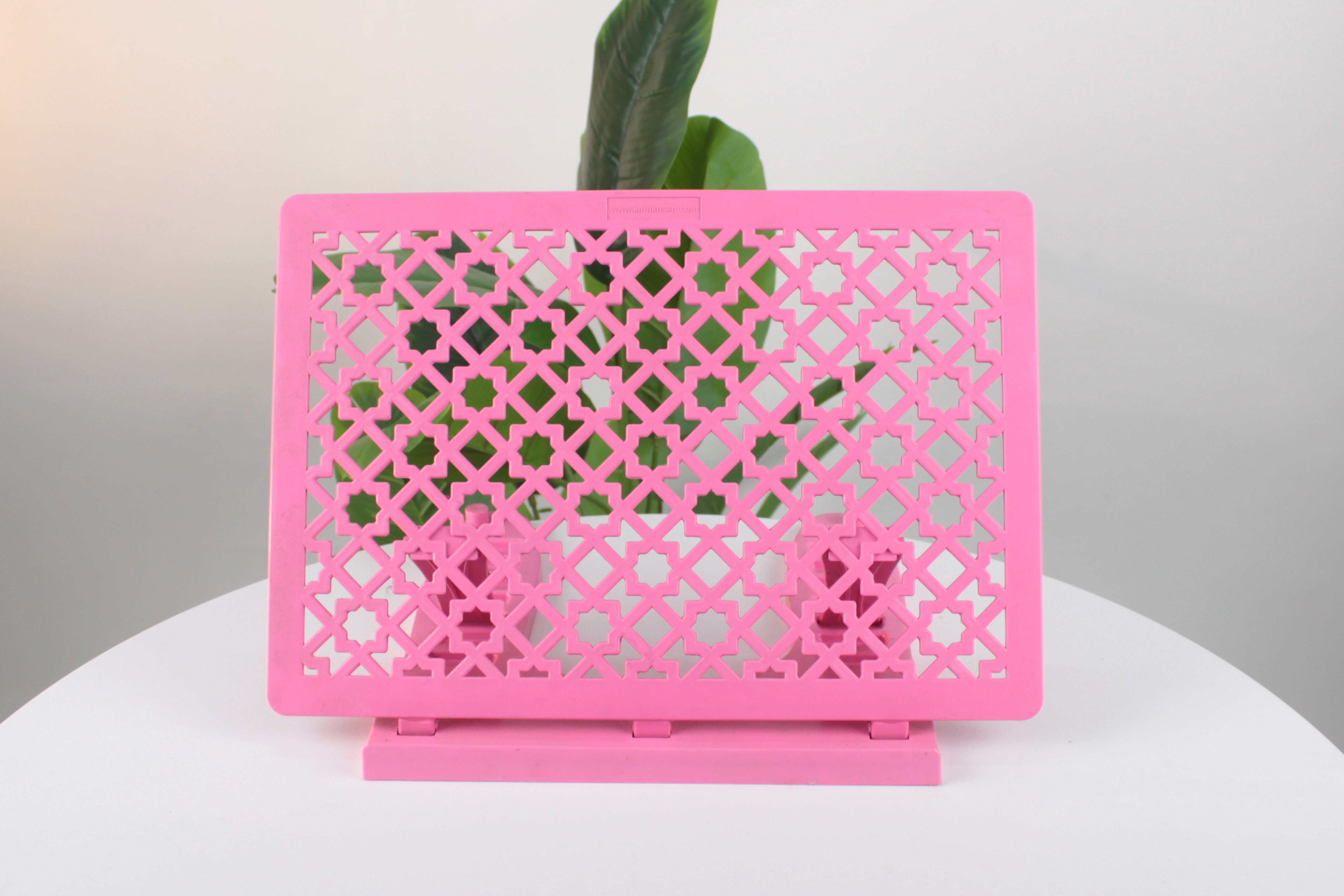 Pembe Ayarlanabilir Plastik Masaüstü Rahle – Geometrik Selçuklu Desenli, Kademeli ve Katlanabilir Kitap Okuma Standı