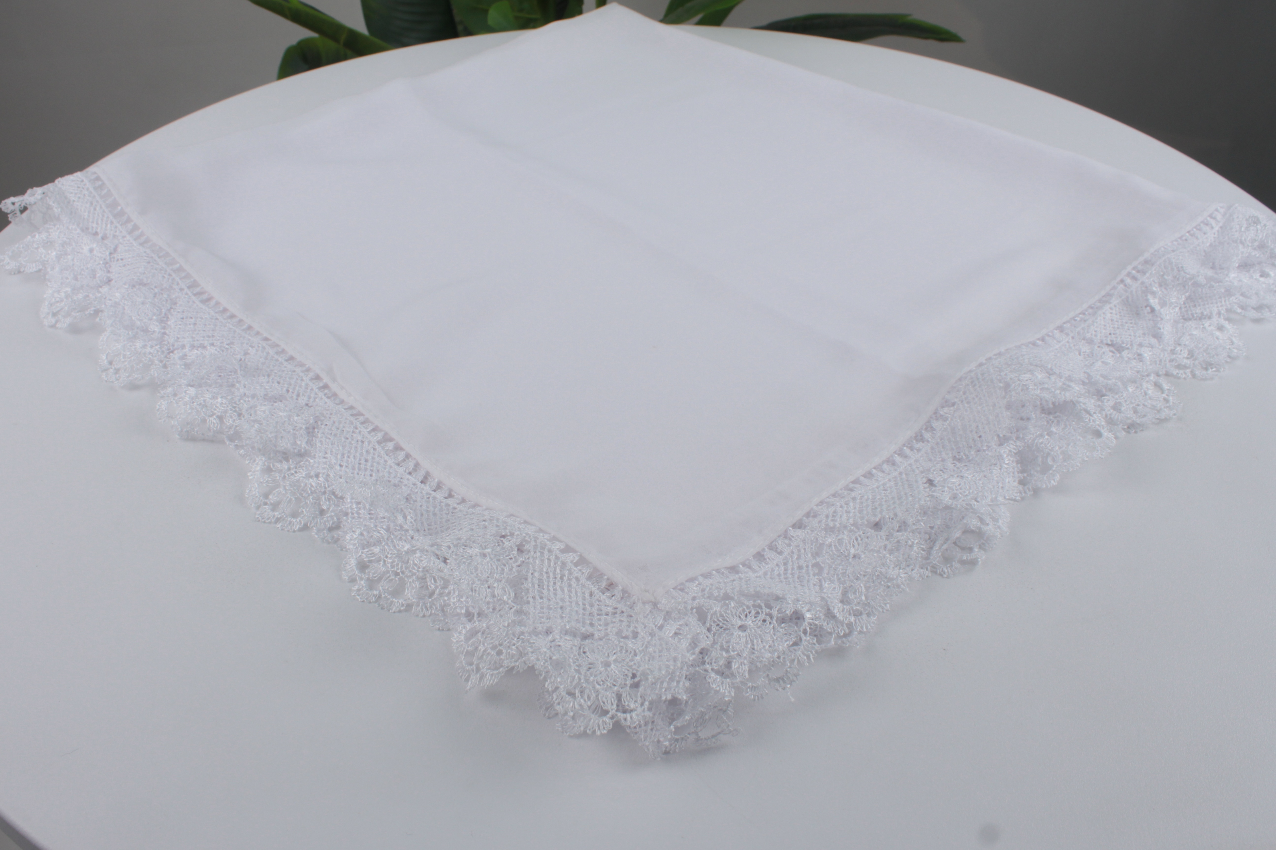 75x150 cm Mevlüt Örtüsü – Kenarı El İşçiliği Dantel Detaylı, Şifon Dokulu ve Cemiyetler İçin Şık Beyaz Namaz Örtüsü