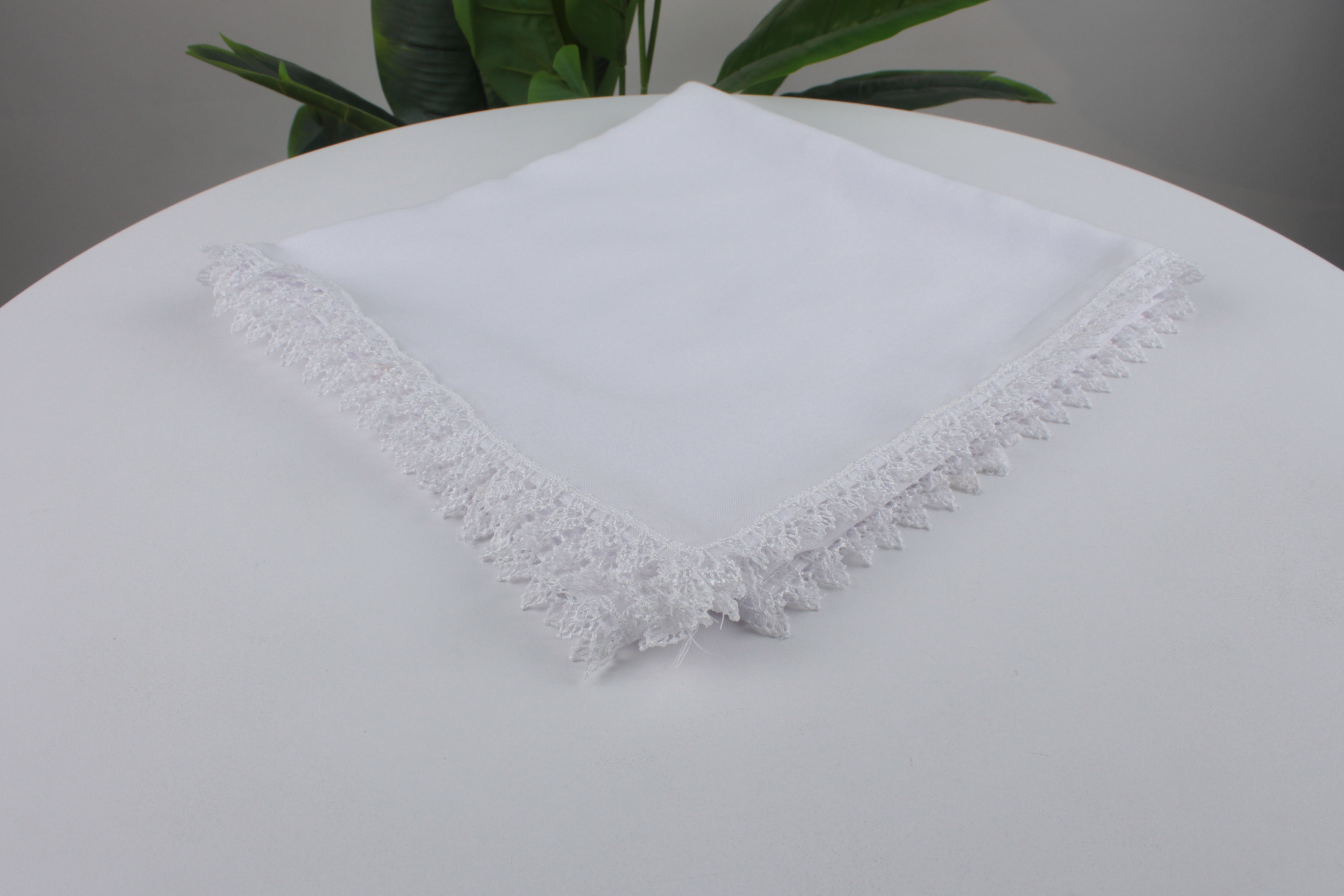 Güpürlü-1 110 cm Gümüşlü Virt Örtüsü – Kenarı Gümüş Rengi Dantel İşlemeli, Hac ve Umre İçin Uygun Şık ve Beyaz Başörtüsü